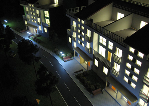 Ночная подсветка домаов на макете ЖК "Близкое".