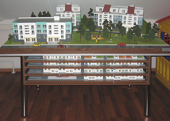 Изготовление макетов домов - макет ЖК с выдвижными планировками этажей в офисе застройщика.
