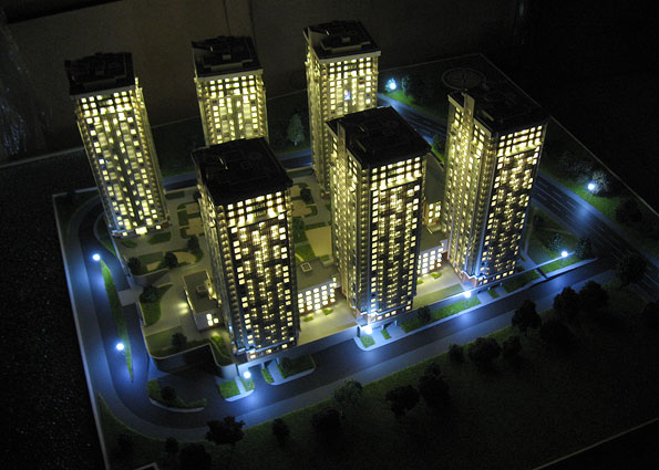 Изготовление макетов зданий - ночная подсветка макета ЖК "Речной".