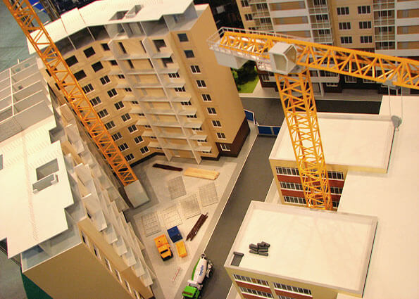 Здания на макете строительной площадки на выставке ГосЗаказ.